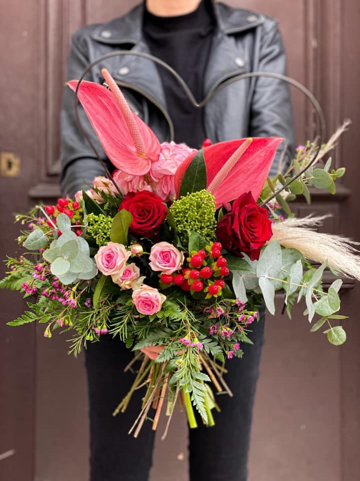 Bouquet généreux de roses rouges réalisé par A la Clé des Champs, artisan fleuriste à Marseille