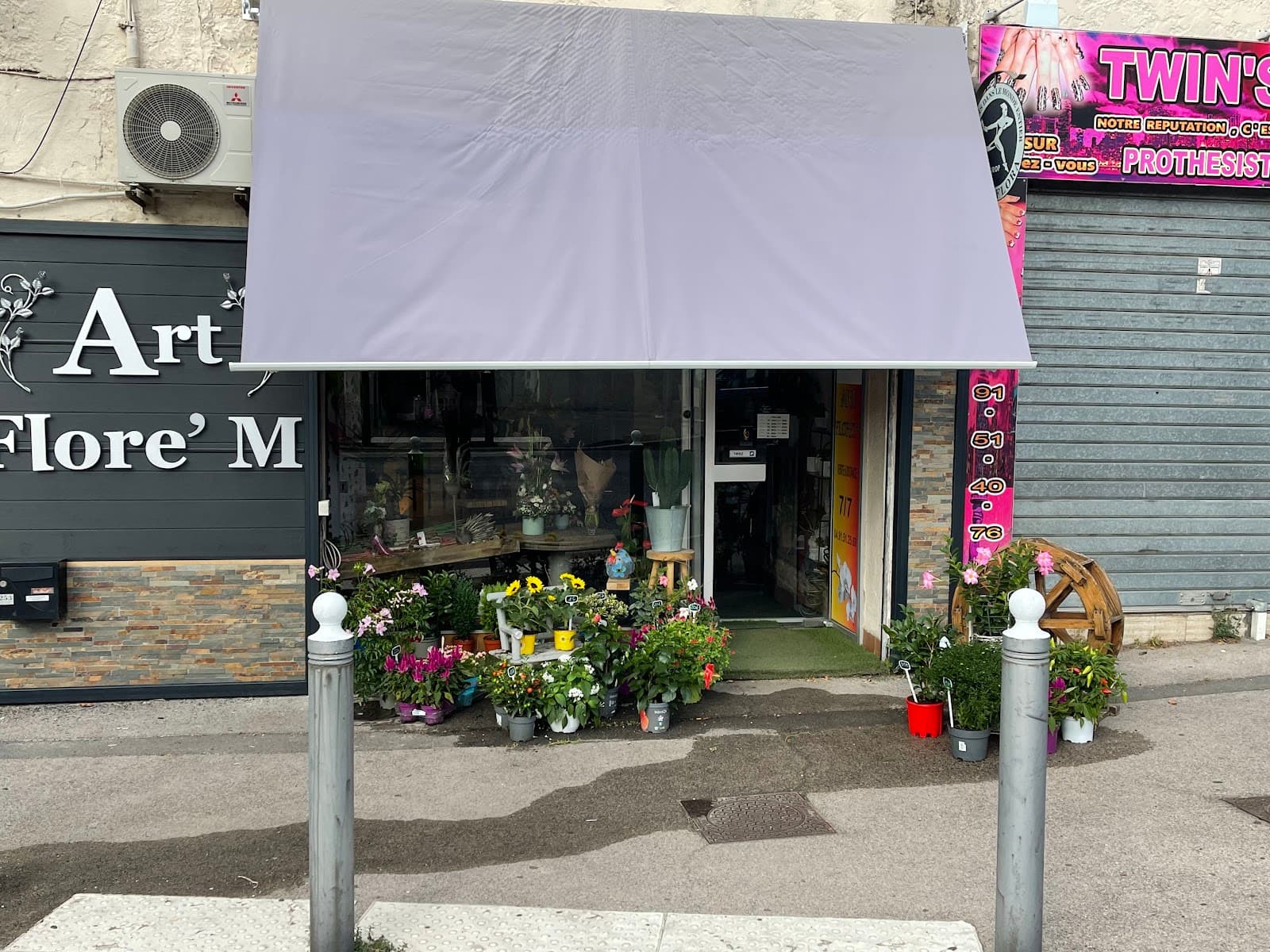 Devanture fleurie de la boutique Art Flore'M, avenue du 8 Mai 1945 à Septèmes-les-Vallons