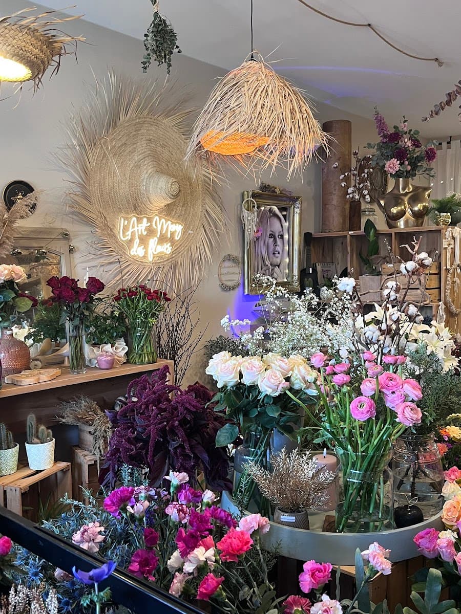 Intérieur lumineux de L'Art Mony des fleurs avec bouquets colorés et plantes, à Vernègues