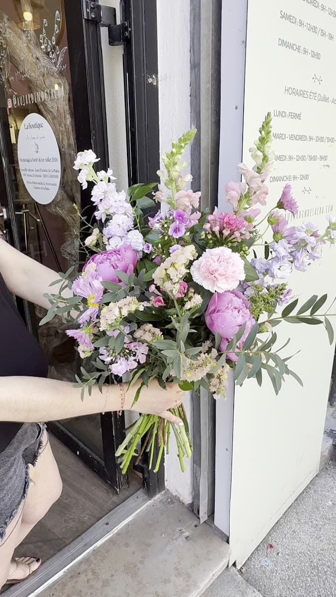 Devanture de la boutique Au Jardin de Sacha avec bouquet de pivoines — artisan fleuriste au Cours Forbin, Gardanne