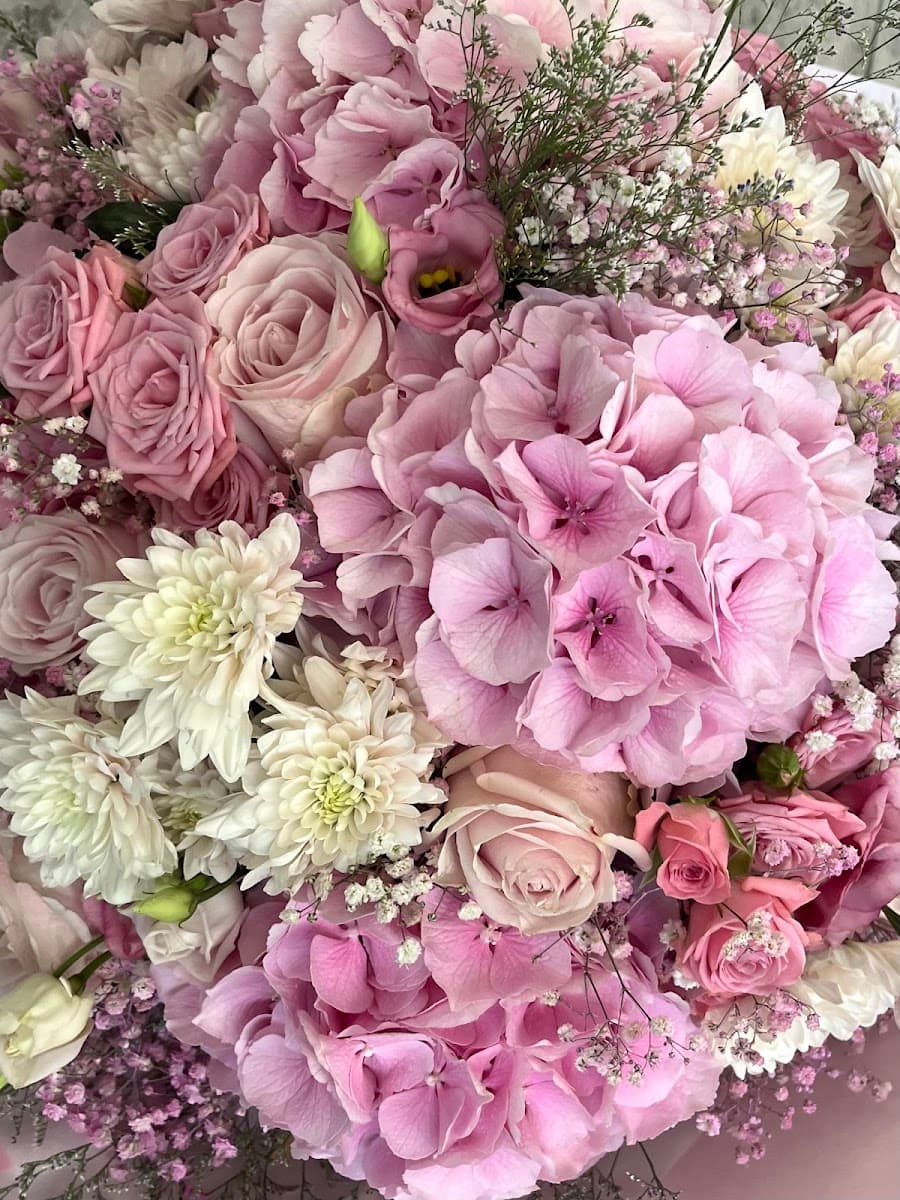 Au Jardin Fleuri MEDESCHINI, fleuriste à Gignac-la-Nerthe, présentant compositions florales et bouquets
