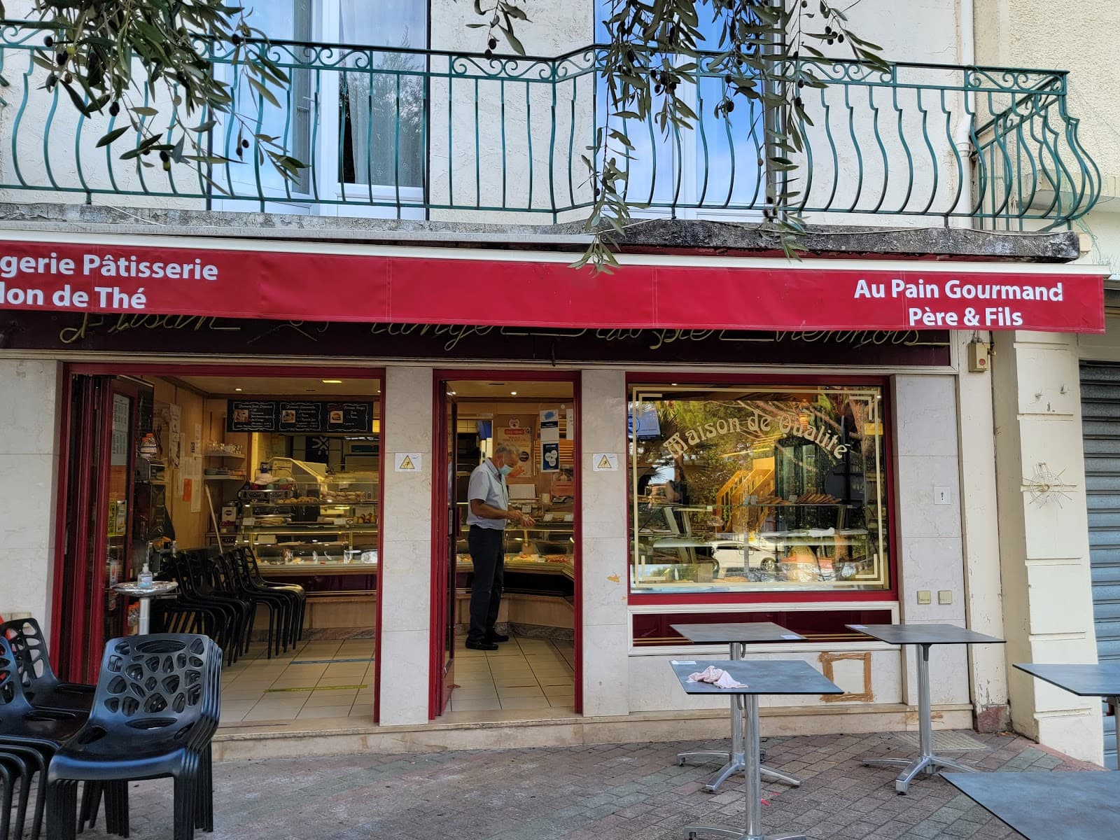 Devanture d'Au Pain Gourmand, boulangerie-pâtisserie artisanale avec terrasse à Mandelieu-la-Napoule