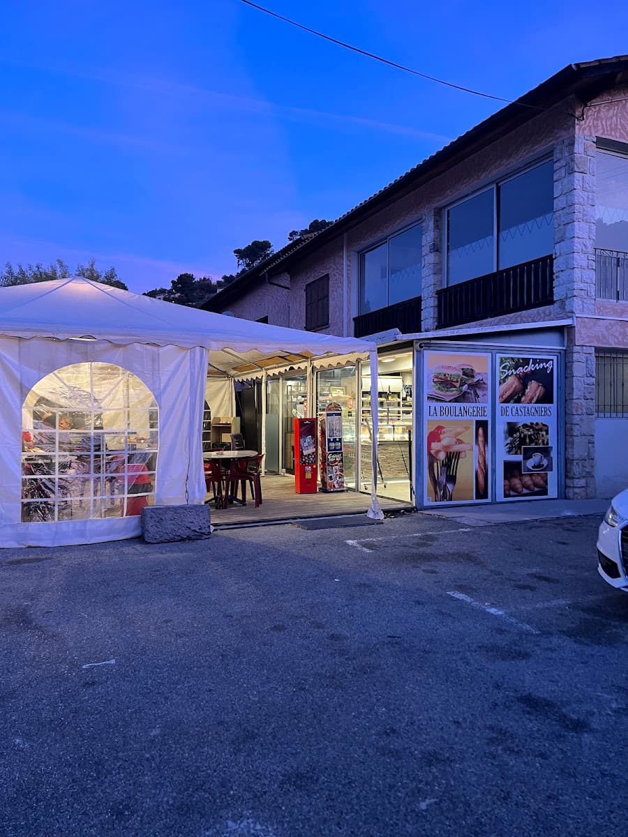 La boulangerie Aux Pains de Castagniers de nuit, lumières allumées et tente terrasse déployée