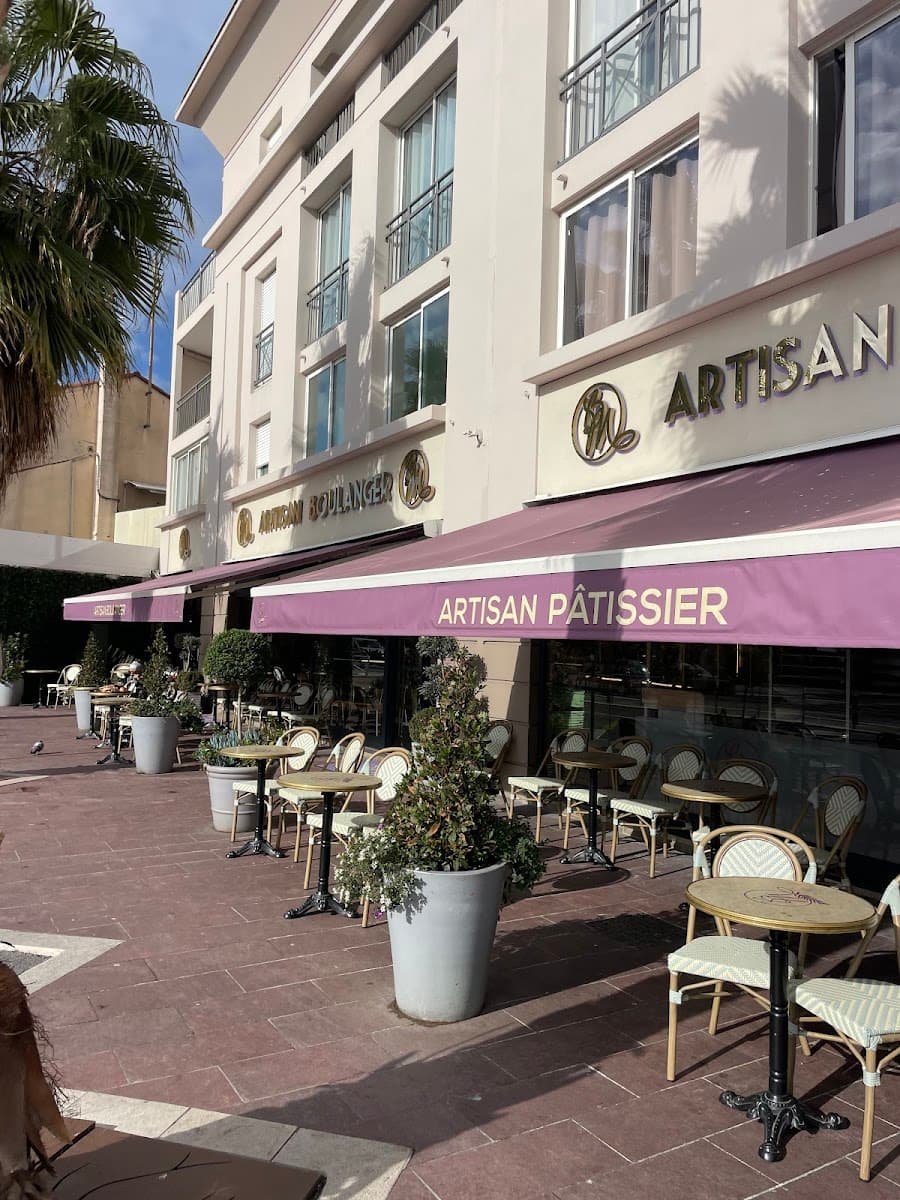 Devanture de la boulangerie-pâtisserie Benjamin Marquis à Mandelieu-la-Napoule, terrasse ensoleillée