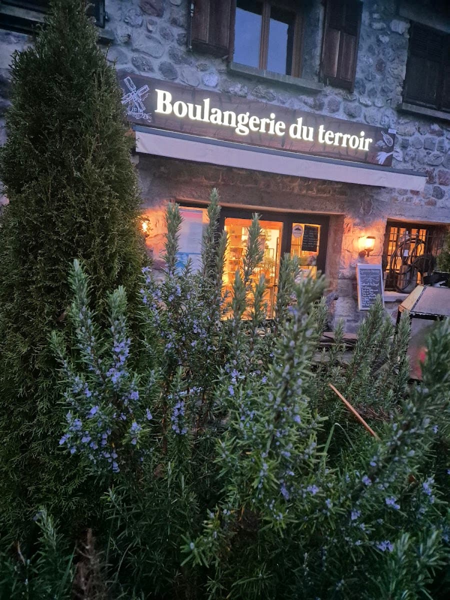 Façade de la Boulangerie du Terroir le soir, enseigne lumineuse visible à Saint-Dalmas