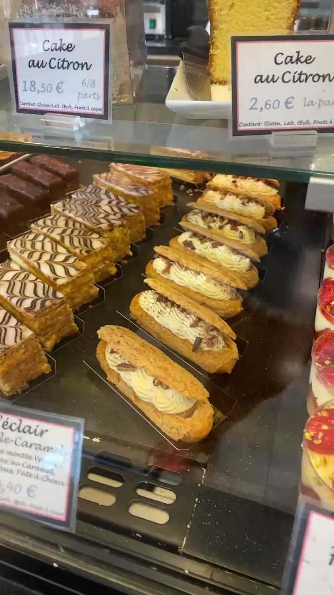 Vitrine de la boulangerie Weil à Grasse : éclairs, cakes et pâtisseries aux couleurs chatoyantes