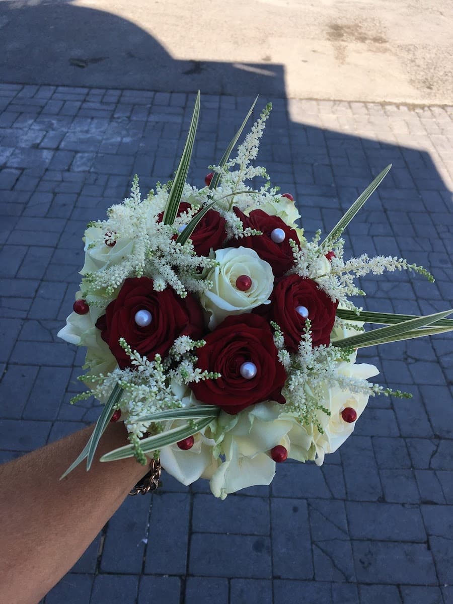 Bouquet de roses rouges et blanches composé par Darcussia Fleurs, artisan fleuriste à Marseille
