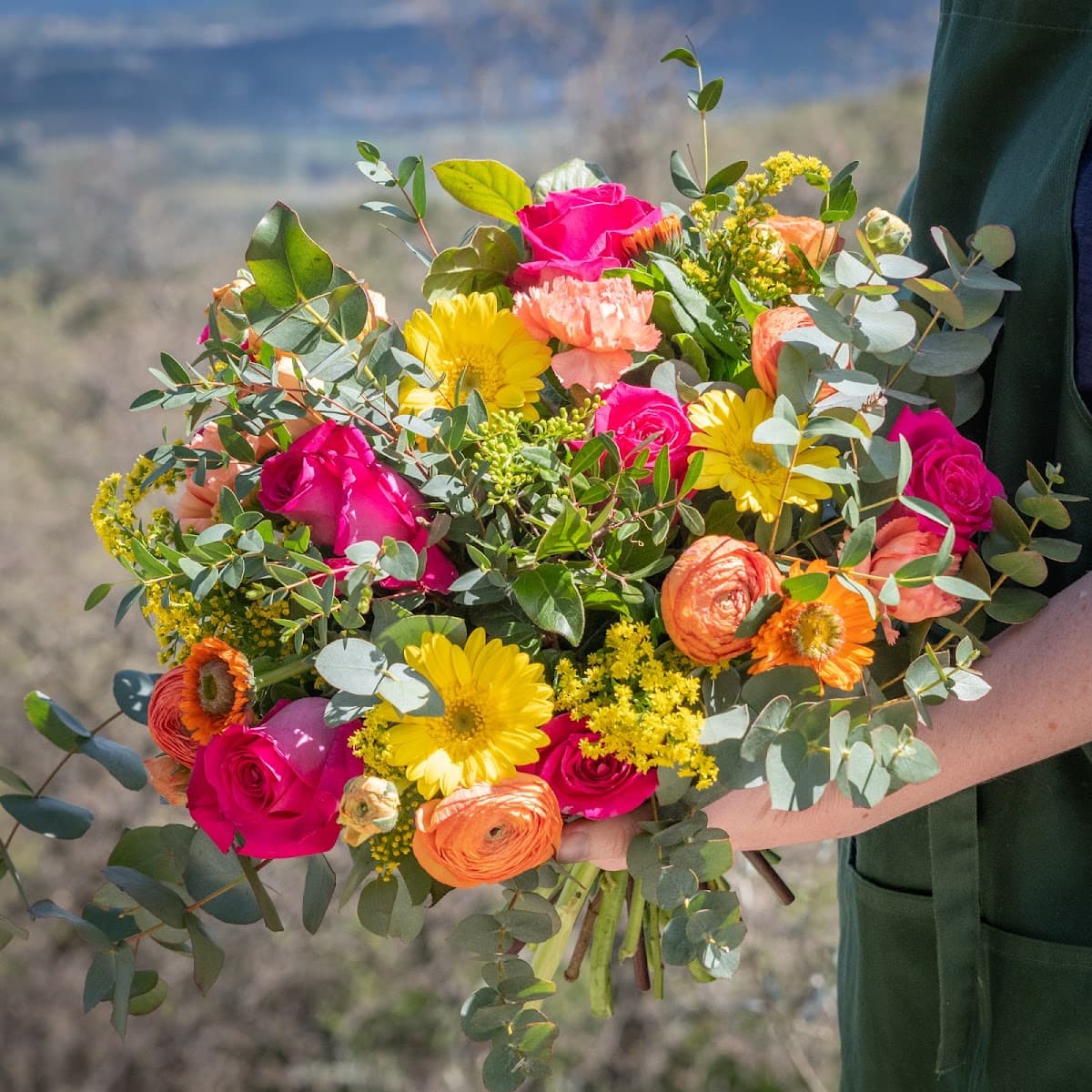 Bouquet coloré composé à la main par Fleur de Cactus, fleuriste à Maussane-les-Alpilles