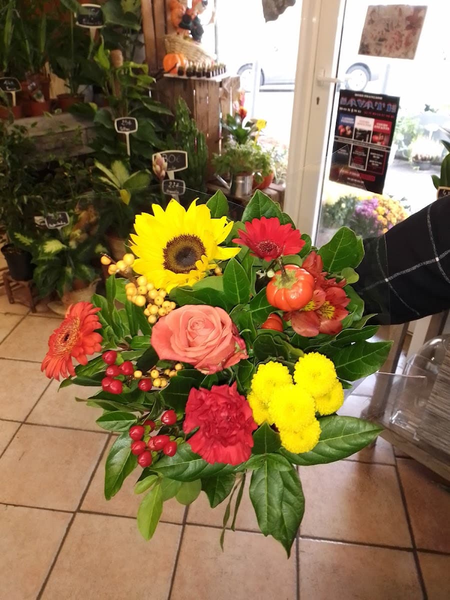 Bouquet de saison avec tournesol, roses et gerberas, composé à la boutique Fleurs des Champs à Marseille