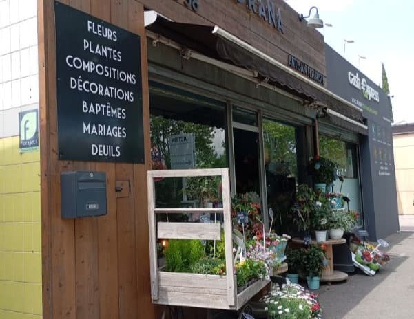 Façade de la boutique Florana, fleuriste à Miramas, avec enseigne gravée, téléphone visible, et devanture ornée de plantes fleuries
