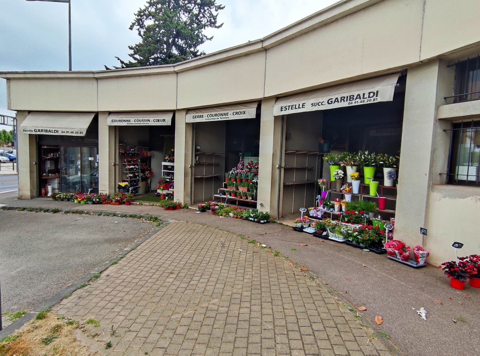 Devanture de la boutique Garibaldi Fleurs à Marseille, à l'entrée du cimetière Saint-Pierre