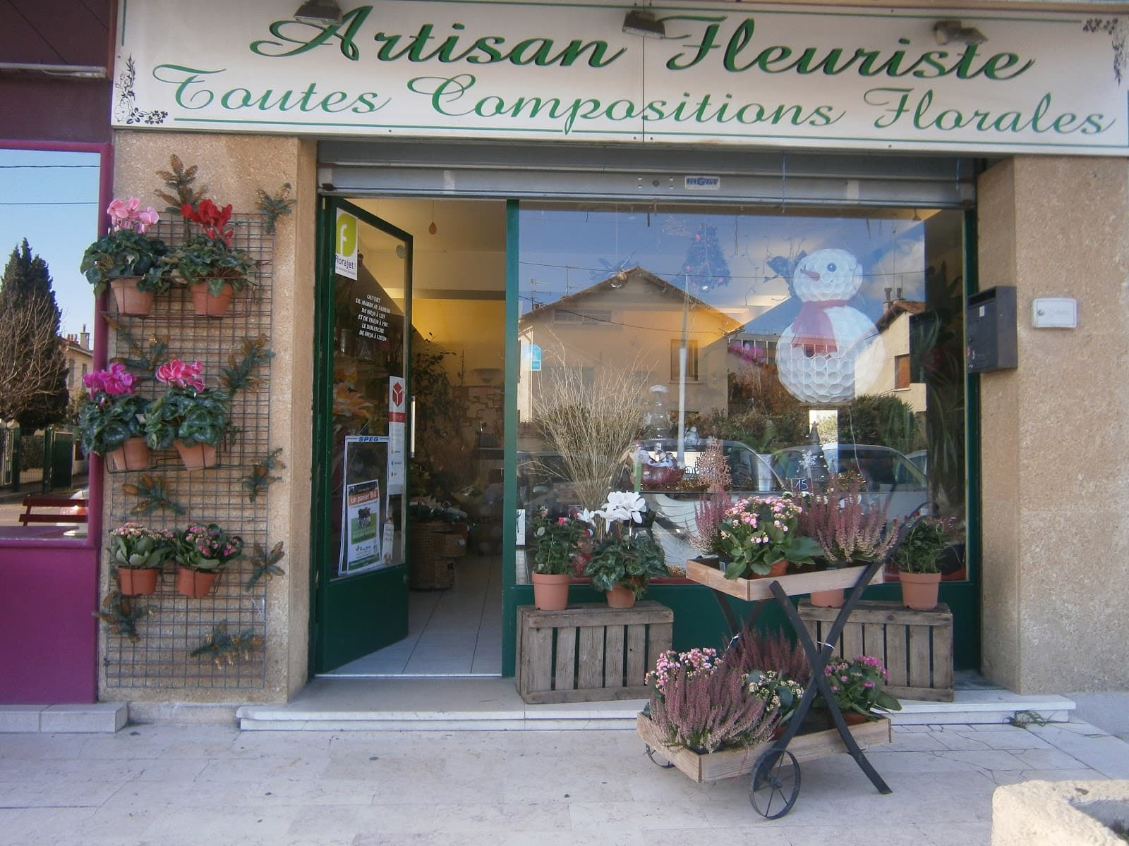 Devanture de la boutique Grace Fleurs, Artisan Fleuriste, avenue du Merlan à Marseille