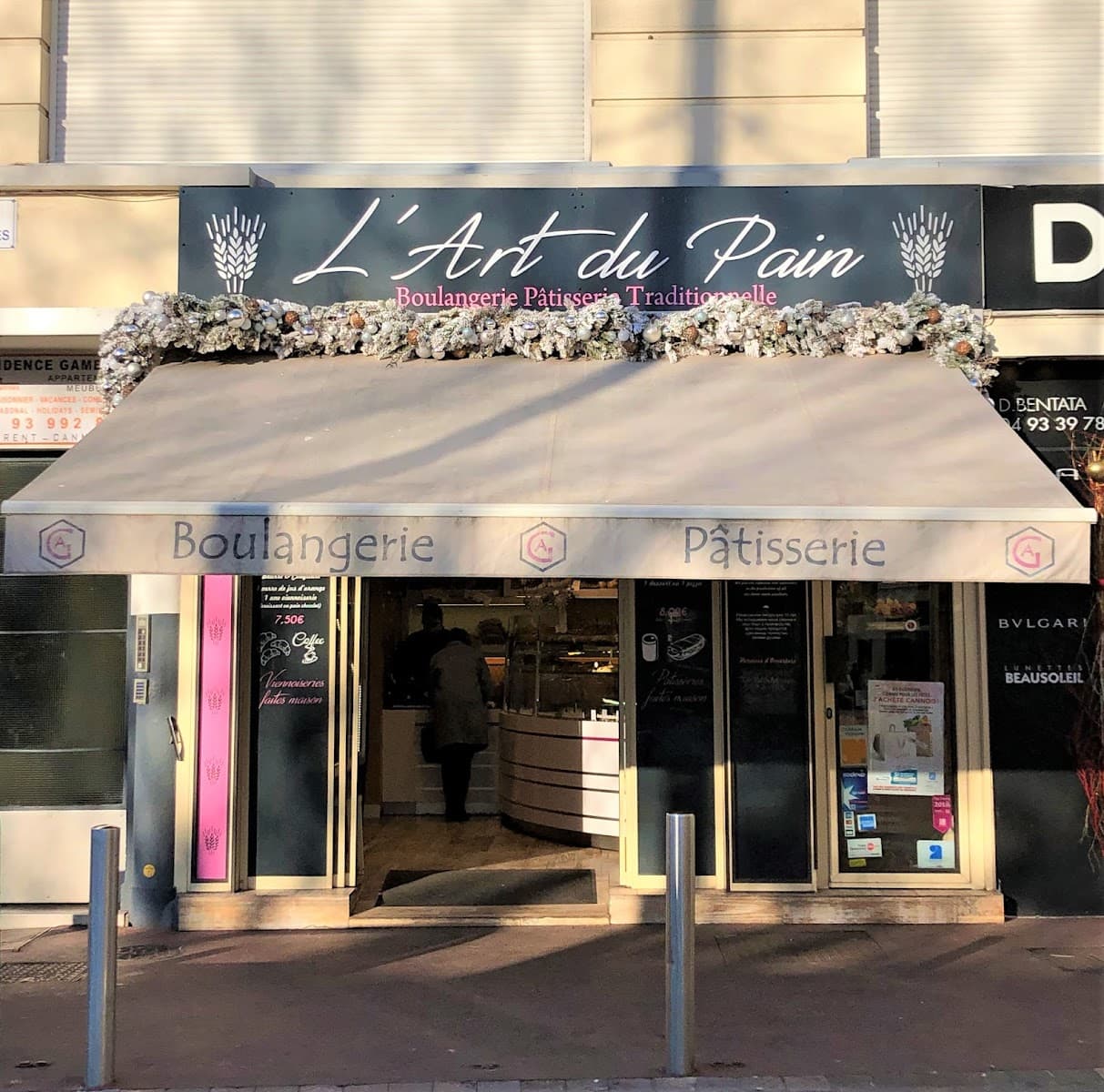 Devanture de L'Art du Pain, boulangerie-pâtisserie artisanale rue Jean Jaurès à Cannes, avec son enseigne noire aux épis de blé dorés