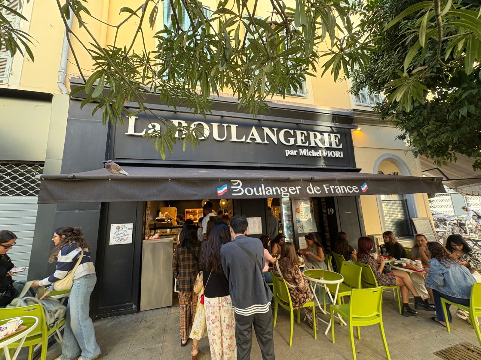 Facade de la Boulangerie par Michel Fiori, boulevard Raimbaldi à Nice, avec la terrasse animée